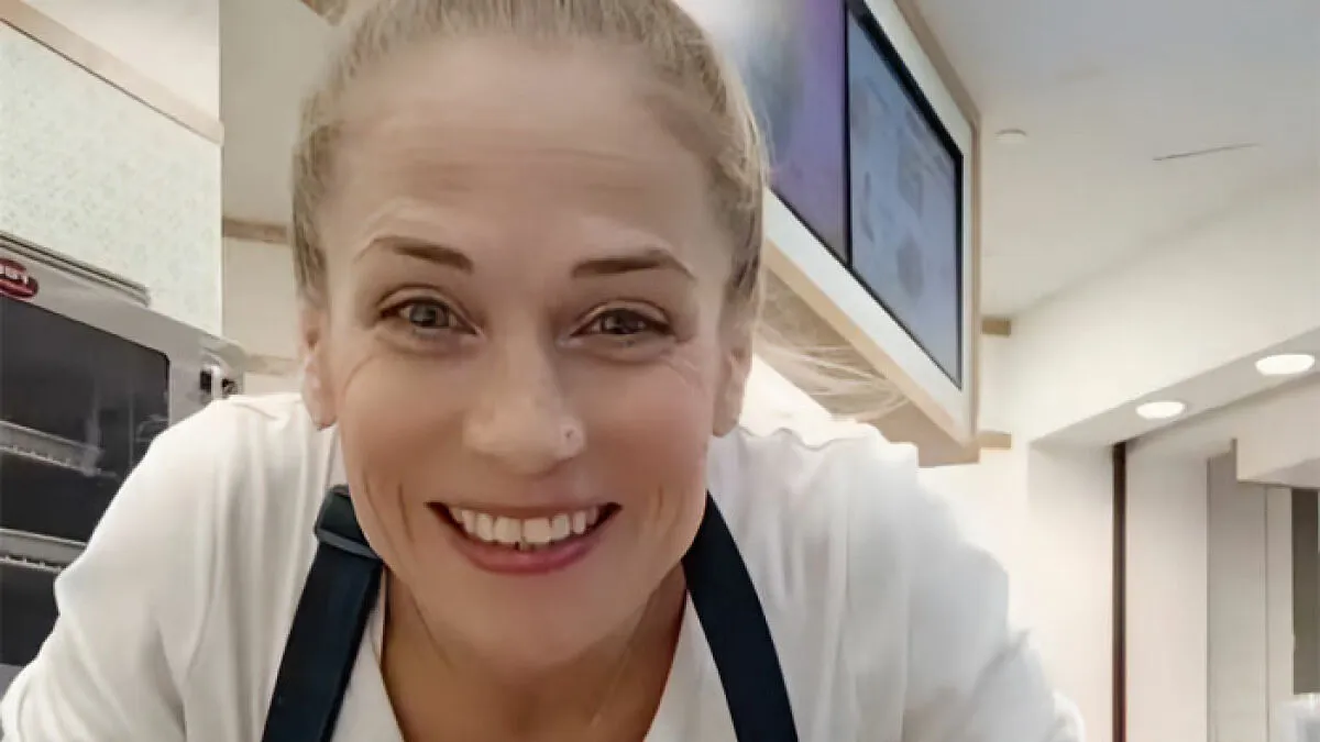 “I Am Racist”: Cinnabon Worker Who Insulted Somalian Couple Receives Over $110,000 In Donations