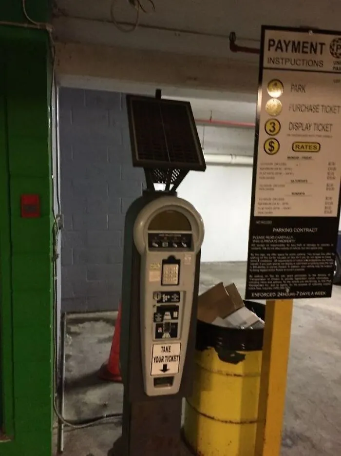 Un parquímetro que funciona a energía solar ubicado en un estacionamiento bajo tierra