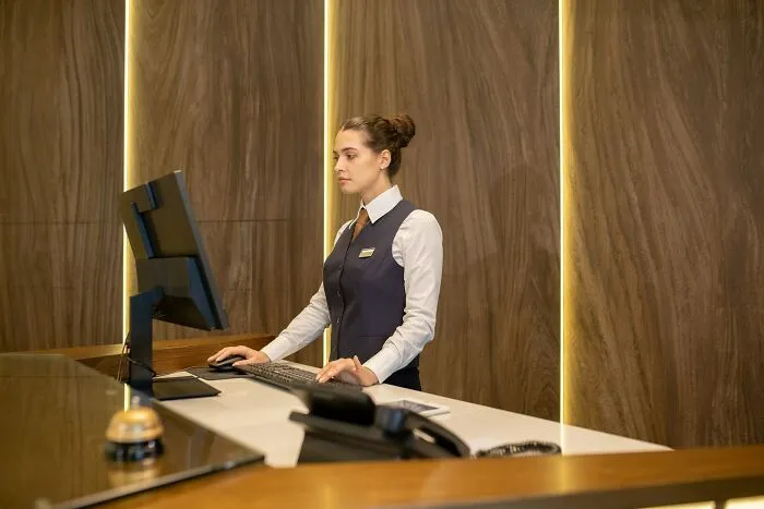 Man Locks GF Out Of Hotel Room She’s Paying For, Doesn’t Foresee The Consequences Of That
