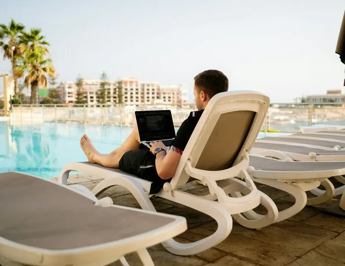 50 Digital Nomads Uncover The Not-So-Glamorous Side Of Their Lifestyle