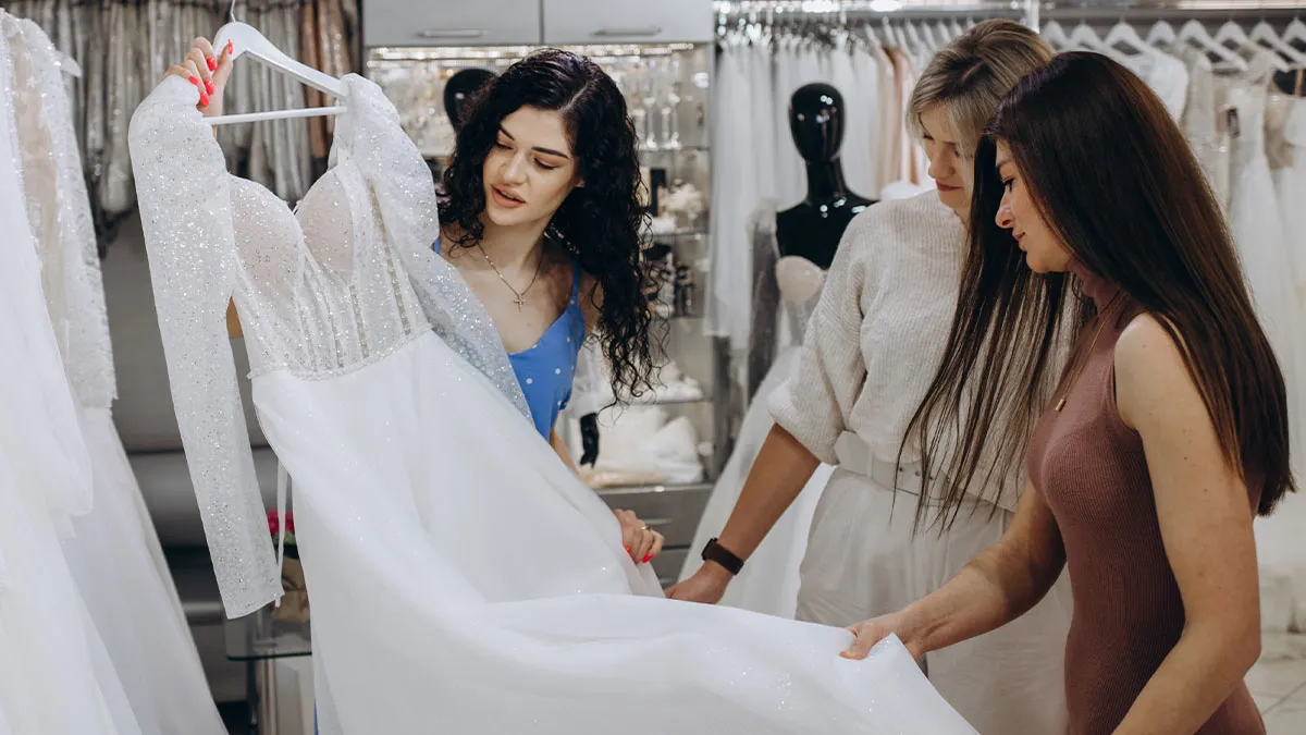 “It Was So Awkward”: Woman Leaves Friend’s Wedding Dress Shopping Trip Early After Public Humiliation