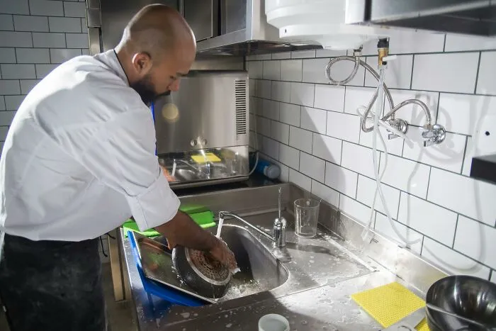 “Weirdest 20 Minutes”: 52 Times It Didn’t Take Long For People To Quit Their Job