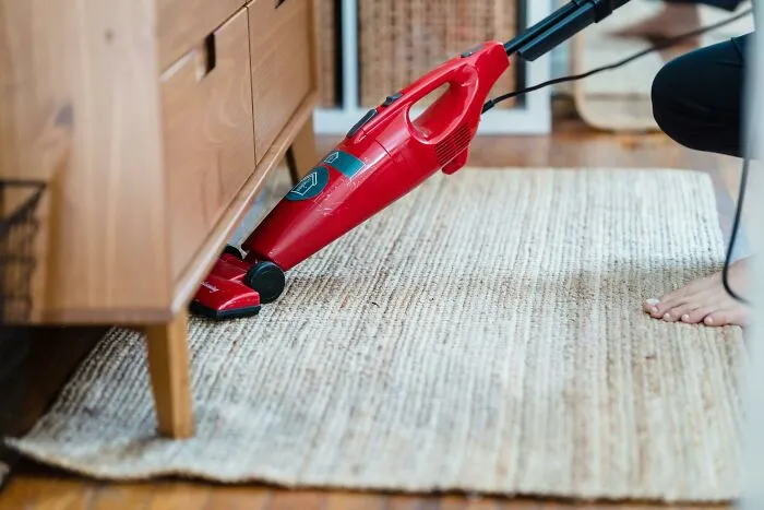 50 Home Professionals Share The Quiet Red Flags They Notice Inside People’s Homes