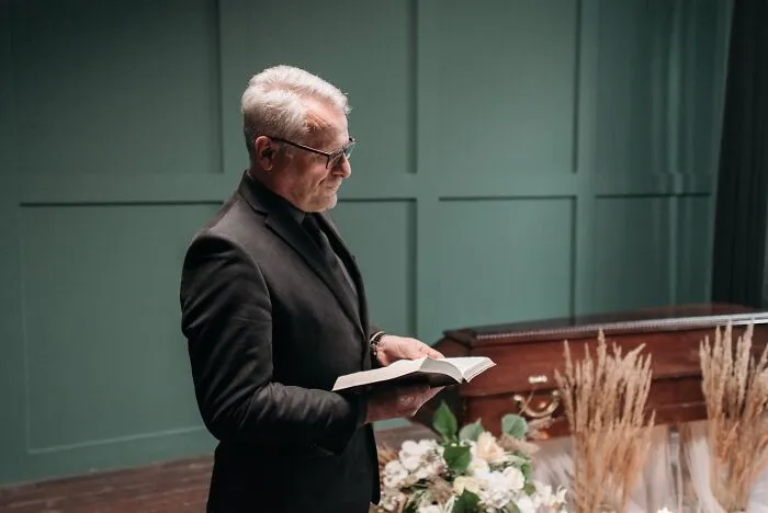 30 Funeral Moments That Became Unforgettable For All The Wrong Reasons
