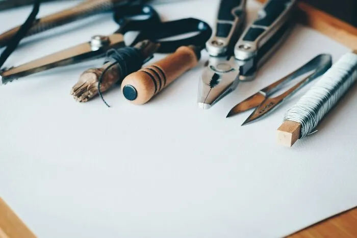 50 Home Professionals Share The Quiet Red Flags They Notice Inside People’s Homes