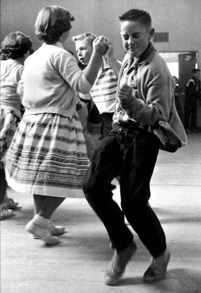 Disfrutando el momento en un baile escolar, década de 1950