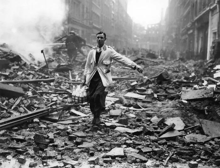 Un lechero hace sus repartos tras una noche de bombardeos, 1940