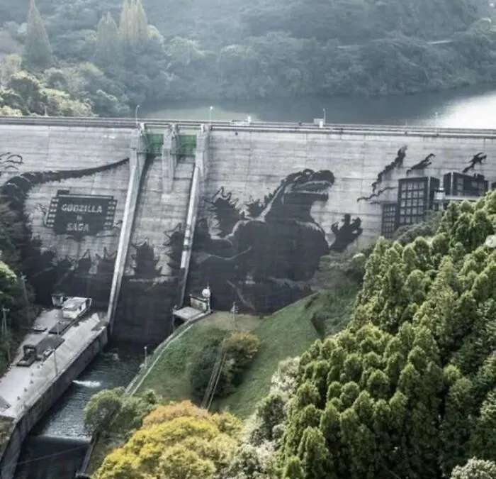 Imagen de Godzilla proyectada sobre una represa japonesa