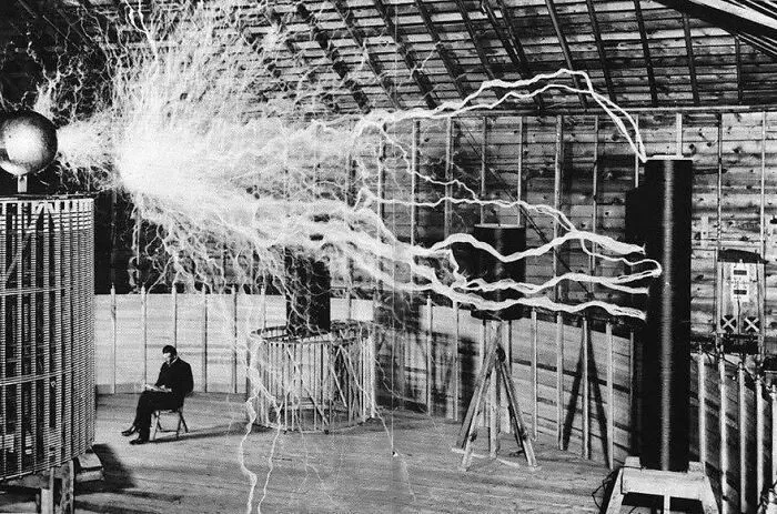 Nikola Tesla en su laboratorio durante las pruebas de su “Transmisor Amplificador”, 1904