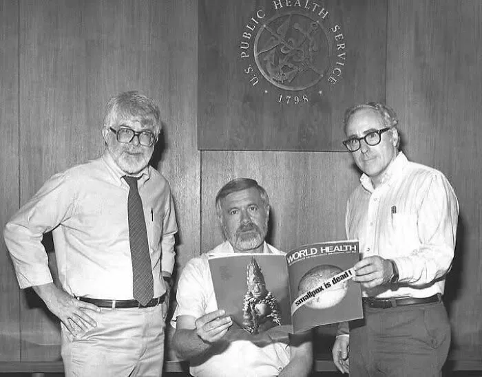 Tres exdirectores del “Programa Mundial de Erradicación de la Viruela” reaccionan al leer la noticia de su erradicación a nivel mundial en 1980