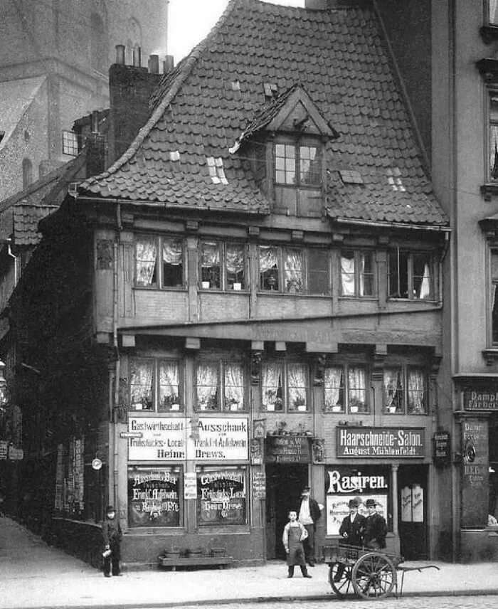 La casa más antigua de Hamburgo, Alemania, en 1898. Fue construida en 1524 y demolida el 8 de diciembre de 1910, pese a las protestas de los vecinos.