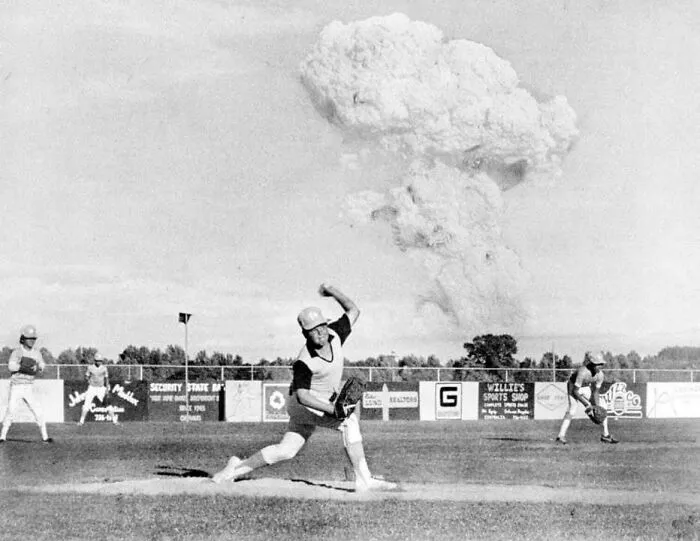 Una fotografía del monte Santa Helena en erupción durante un partido de béisbol local, el 18 de mayo de 1980