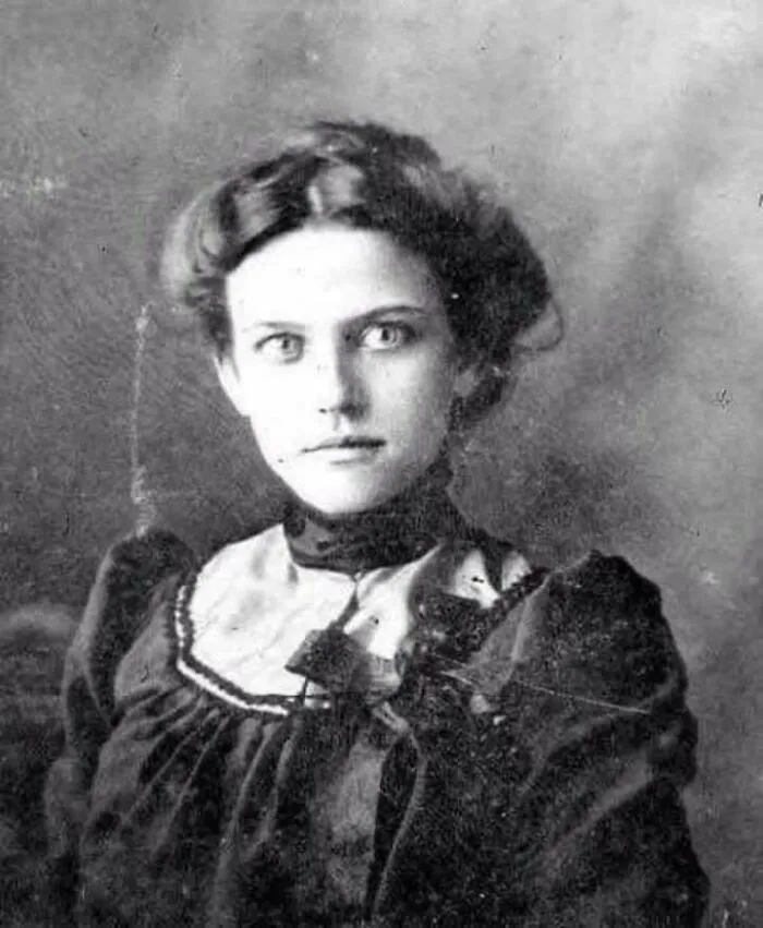 A Woman In 1903 Having Her First Photograph Taken