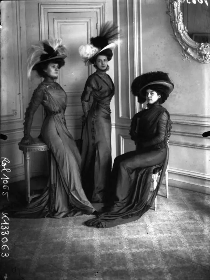 Retrato de tres damas luciendo la última moda, de Jeanne Margaine-Lacroix (hacia 1908)