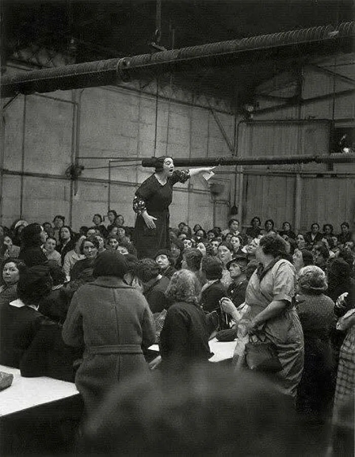 Mujeres trabajadoras durante una huelga en Citroën, década de 1930. Fotografía de Willy Ronis.