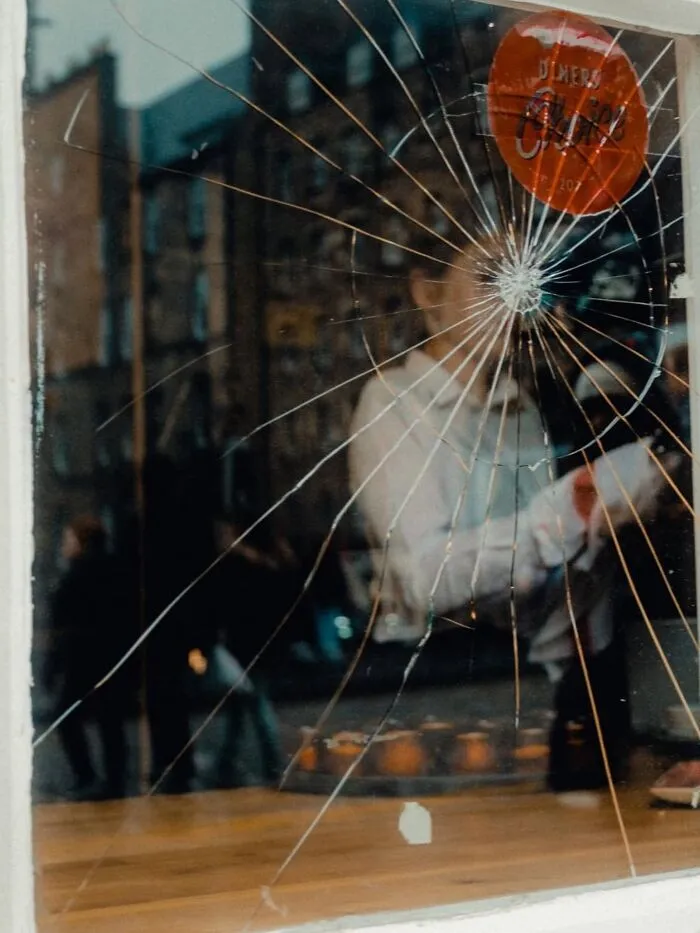 35 New And Captivating Street Photos That Showcase Life’s Unexpected Moments