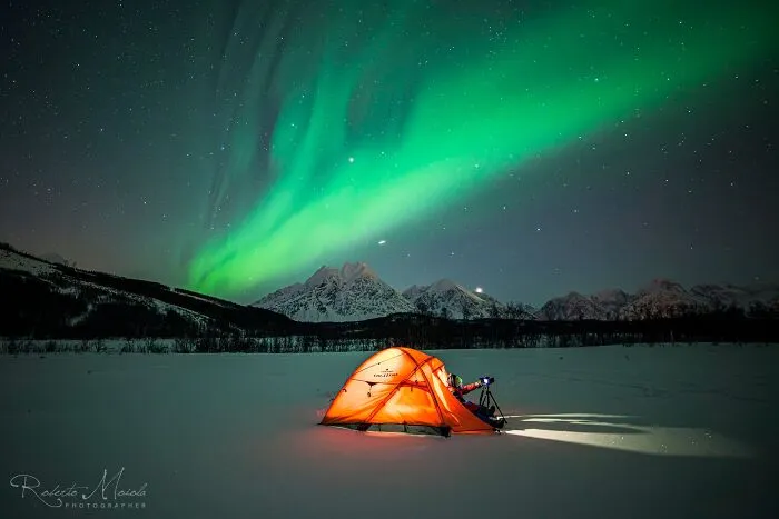 Acampada bajo la aurora
