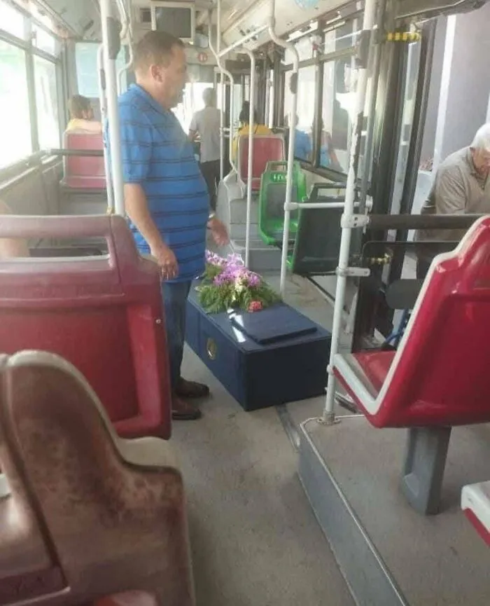 Family Couldn’t Find A Funeral Car, So They Took The Coffin On A Public Bus Instead. A Truly Unique Final Ride. Cuba 2025