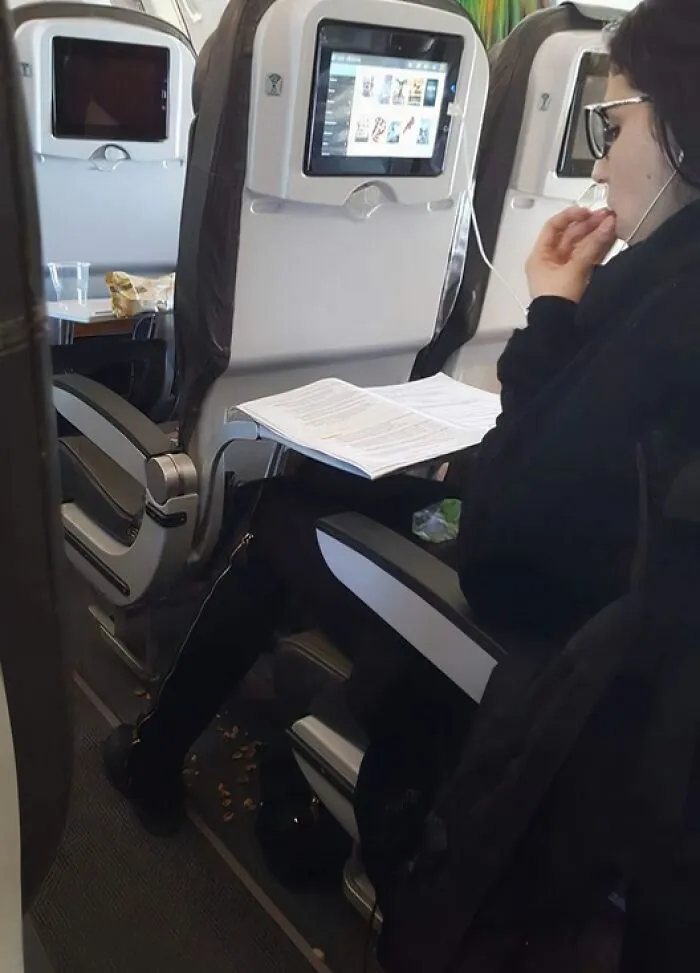 Esta persona tirando cáscaras de pistacho al suelo del avión.