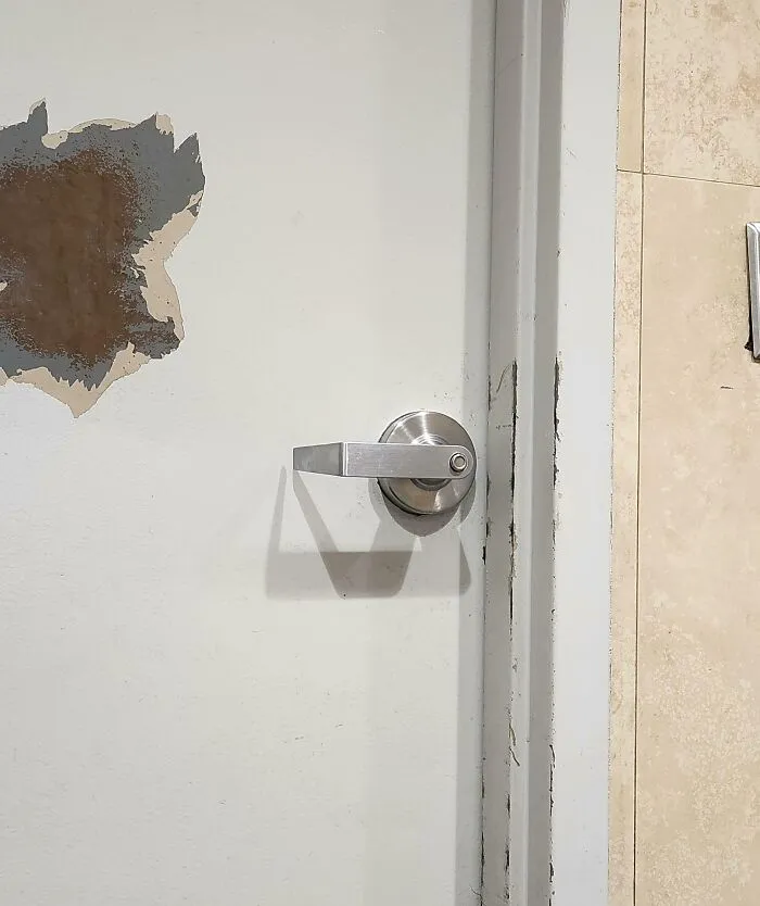 Una señora hizo saltar el cerrojo del baño público que estaba usando y entró