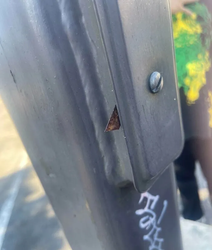 Terminé pinchándome el dedo con una cuchilla que alguien decidió clavar en un poste de luz.