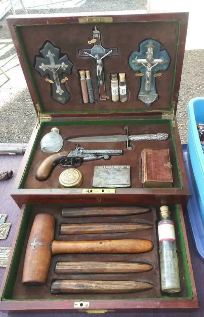 Maletín antiguo con objetos religiosos, armas y utensilios que evocan posts escalofriantes que hacen cuestionar la realidad.