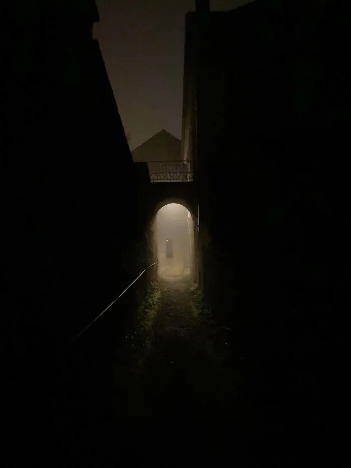 Mi ciudad en una noche con niebla