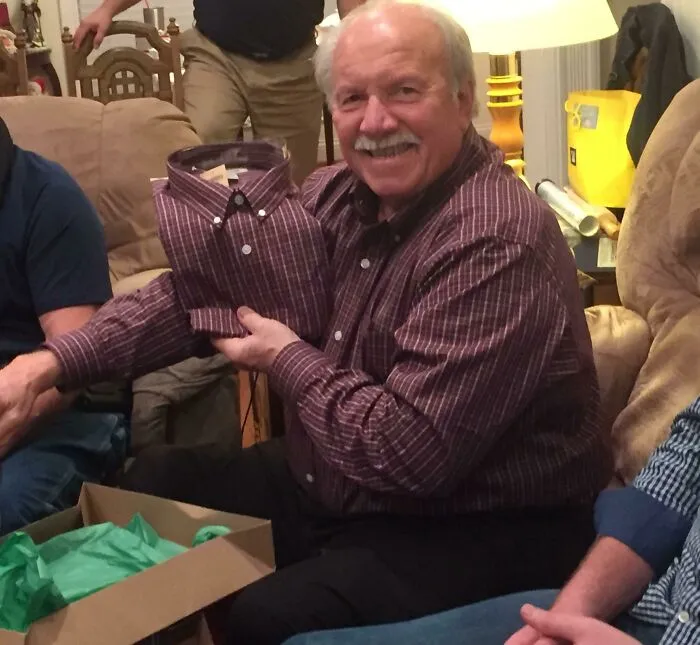 El abuelo no solo ya tenía esta camisa, sino que la llevaba puesta cuando abrió el regalo que la contenía