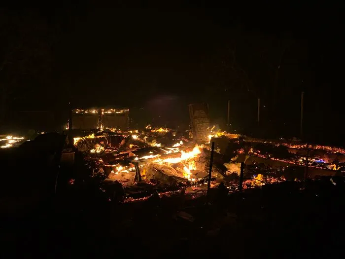 Compramos la casa de nuestros sueños hace menos de dos meses. Esta noche la vi arder en un incendio forestal masivo.