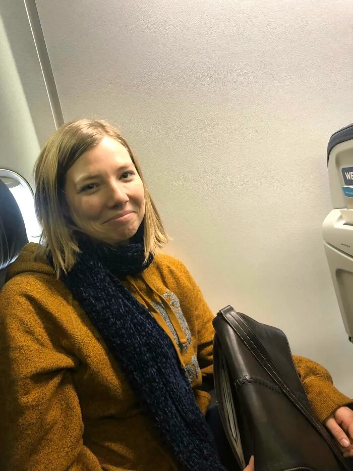Ella me cambió por el asiento de la ventanilla antes de subir al avión.