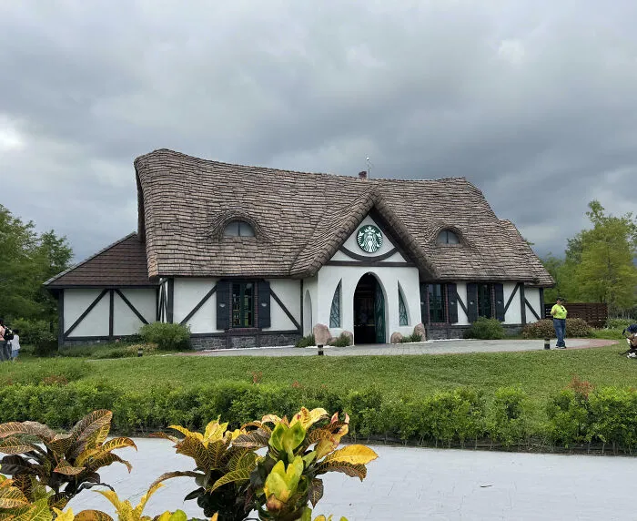 Unique Starbucks cafe with fairy tale architecture, an impressive thing implemented by countries that left people in awe.