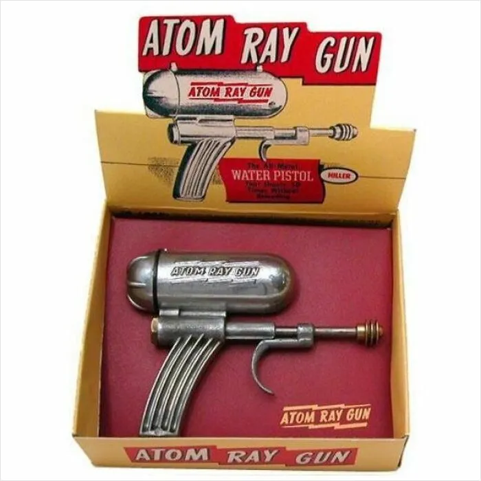 El inventor estadounidense Stanley Hiller, Jr. diseñó esta pistola de agua totalmente metálica a finales de la década de 1940.