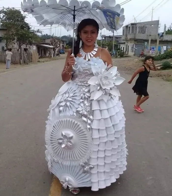 Un vestido hecho con vasos, cuchillos, platos, cucharas y tenedores de plástico.