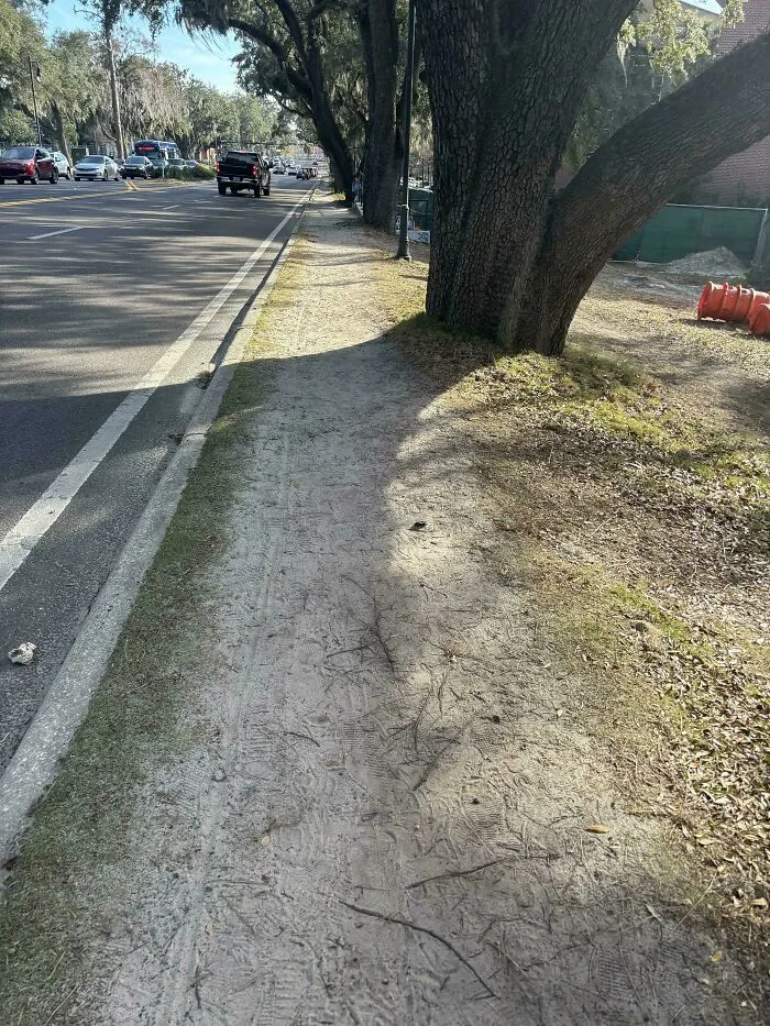 La gente ansía una acera