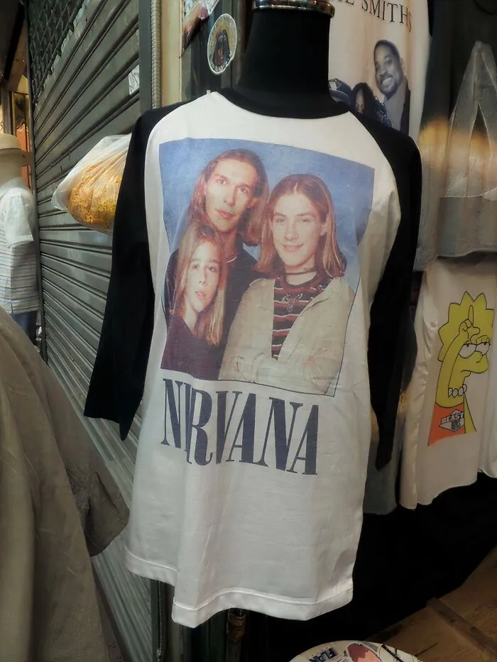 Mi papá está en Bangkok y me envió una foto de esta rara camiseta de Nirvana que encontró.