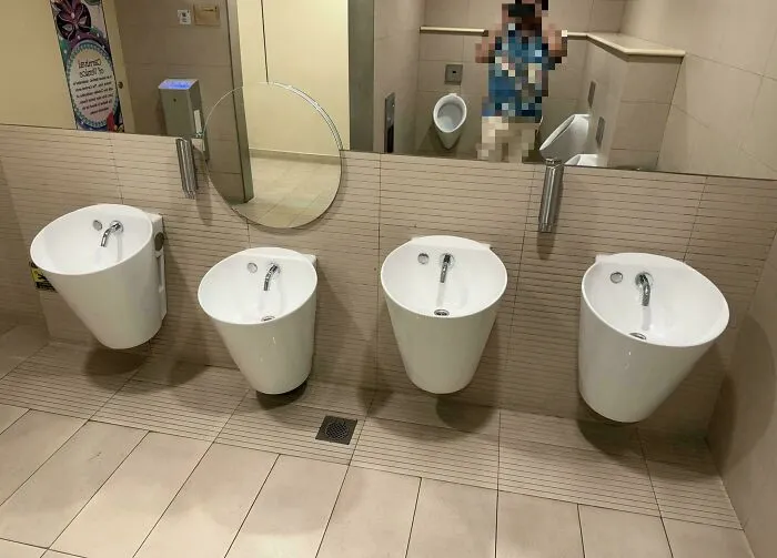 Alguien se ha meado en estos lavabos, definitivamente