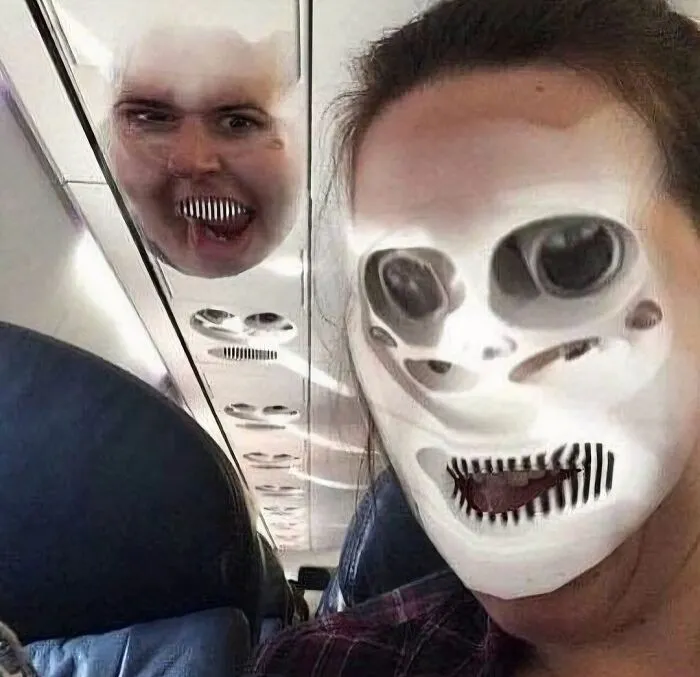 Rostros distorsionados y espeluznantes en un avión, imagen graciosa pero horrible que puede incomodar.