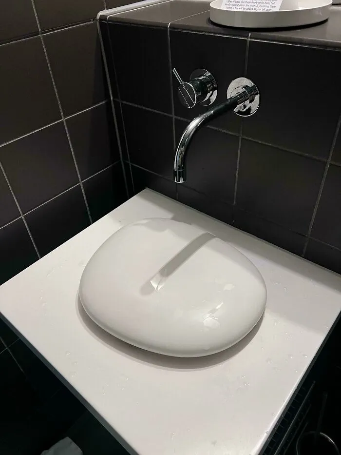 Este lavabo en mi habitación de hotel en Suecia