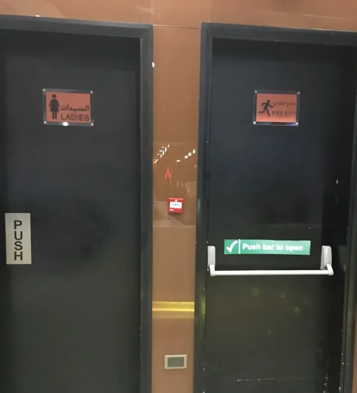 Adivina quién activó la alarma en el cine hoy. El baño de hombres estaba a la vuelta de la esquina, al final del pasillo.