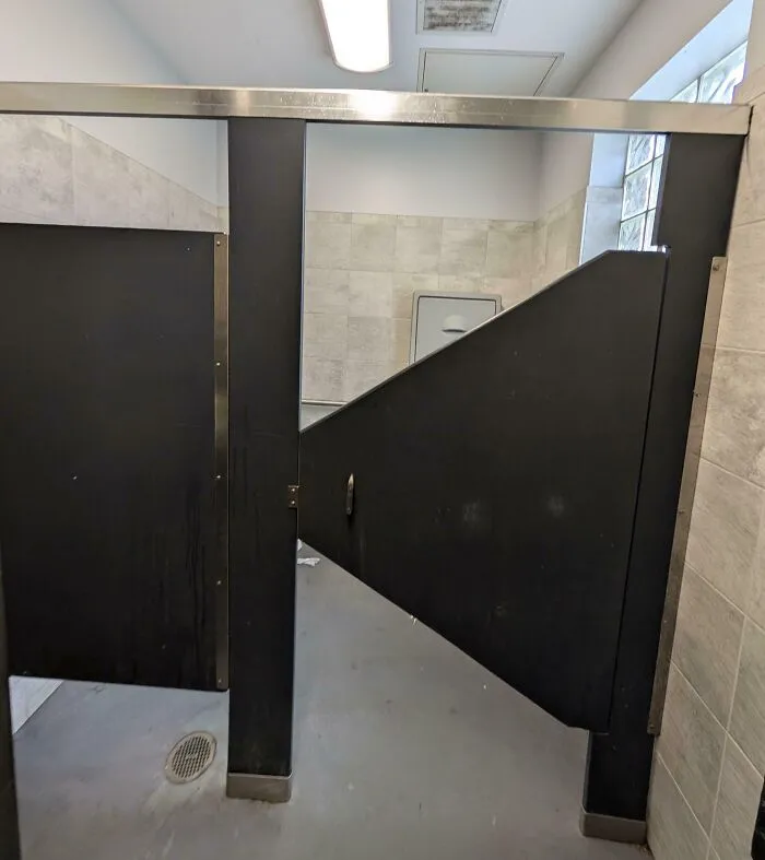 El Santo Grial de las puertas de baño: la puerta exterior tampoco tiene cierre