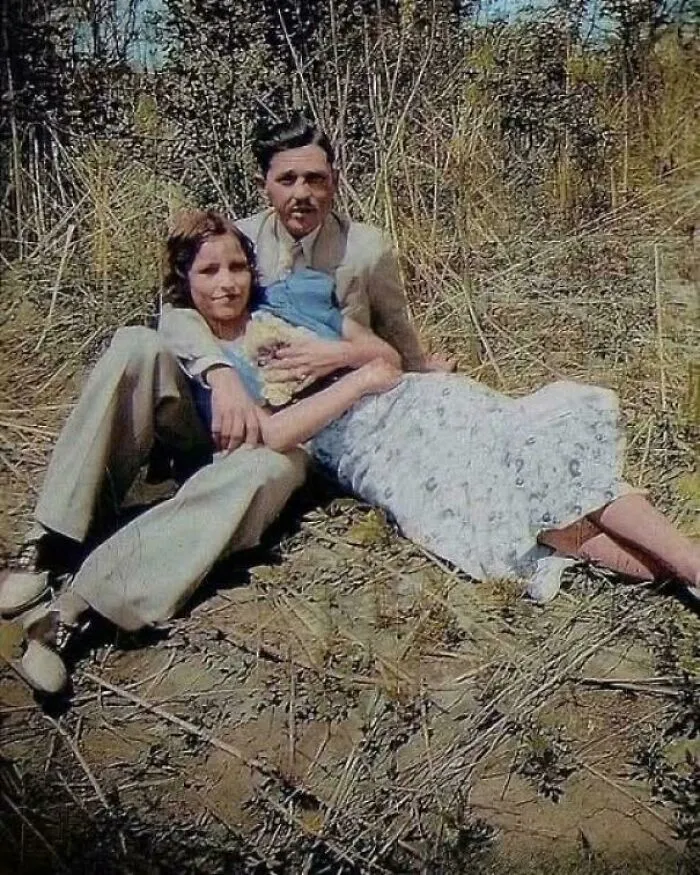 Una fotografía poco común de la famosa pareja Bonnie y Clyde, 1933.