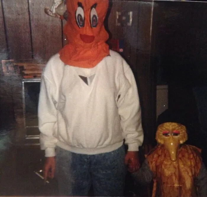 Mi mamá y yo en Halloween de 1989. Nótese que ella tiene un cigarrillo y también está embarazada de mi hermano.