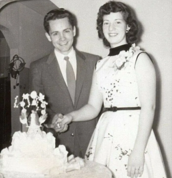 Un Charles Manson impecablemente arreglado el día de su boda en 1955.