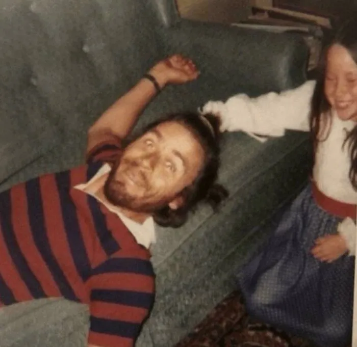 El infame Ted Bundy jugando con la hija de su exnovia.