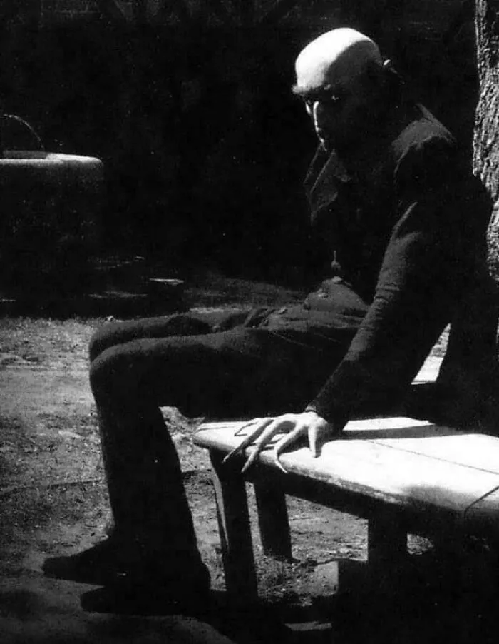 Max Schreck se relaja tras las cámaras durante el rodaje de Nosferatu, 1922.