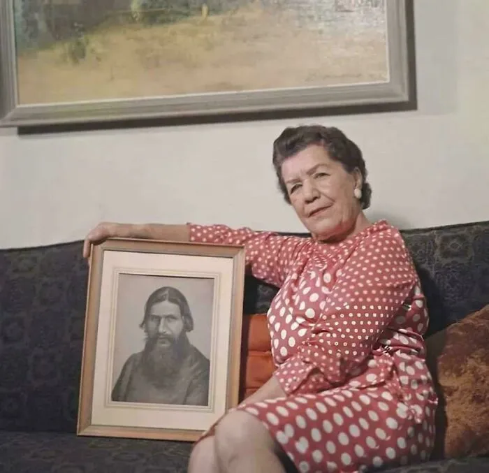María Rasputina sosteniendo un retrato de su padre, Grigory Rasputin, 1972.