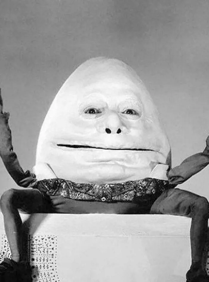 W.C. Fields como Humpty Dumpty en Alicia en el País de las Maravillas (1933)