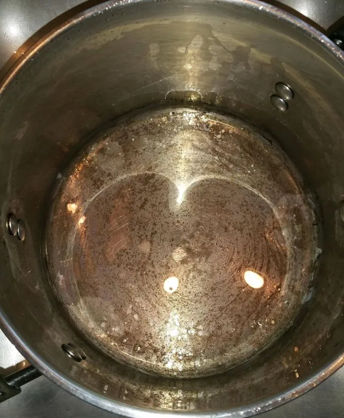 Amo a mi novia. Se esfuerza mucho por cocinarnos comida rica. Hoy quemó agua.