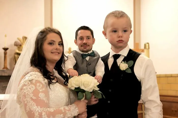 Mis amigos recibieron las fotos de su boda. El fotógrafo se divirtió un poco.