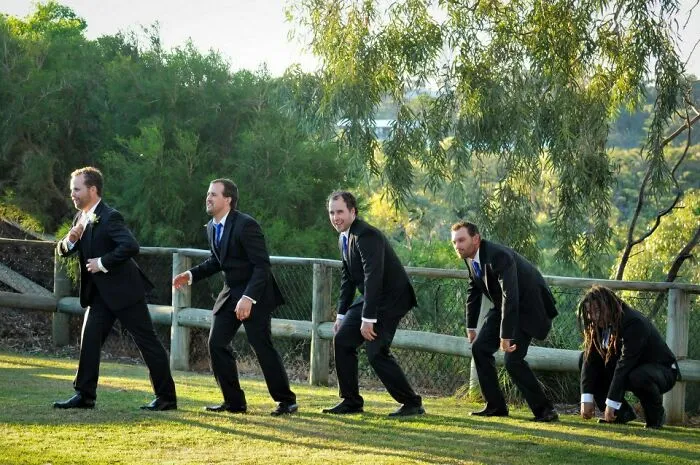 La foto de la boda de mi amigo con sus padrinos de boda es divertidísima